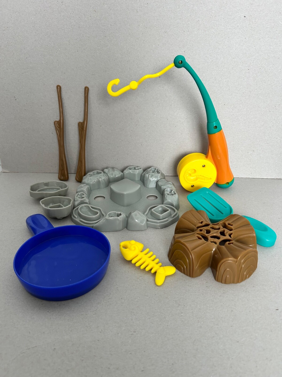 Vintage Hasbro Play-Doh Campfire Cookout Playset