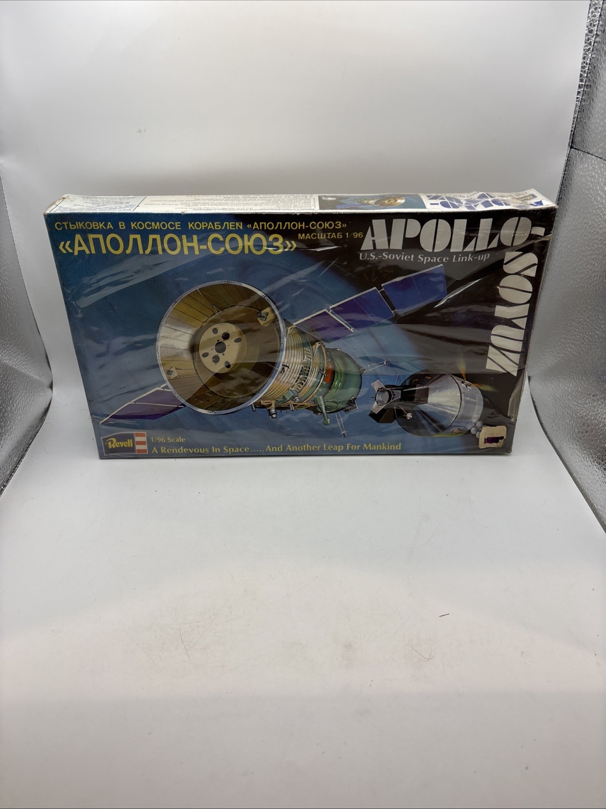 Vtg Revell APOLLO SOYUZ US-Soviet Link Up MODEL KIT 1/96 Scale