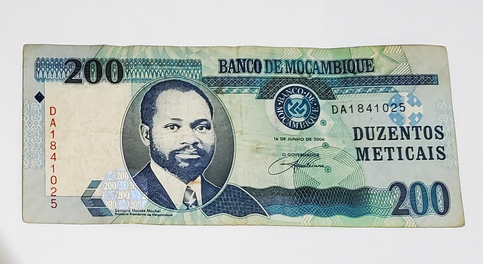 2006 Mozambique 200 Meticais Circulated Banknote