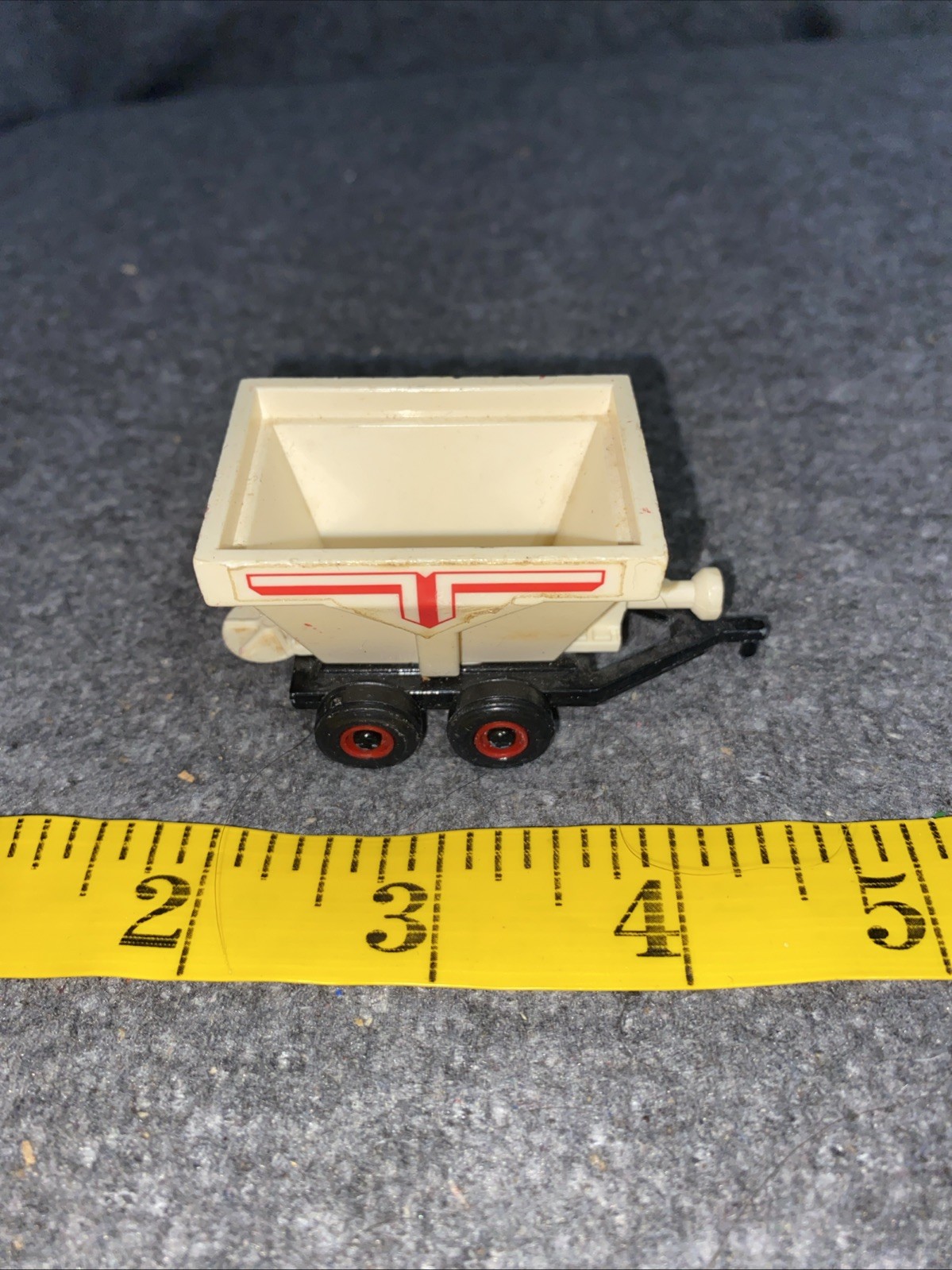 ERTL Case IH International Harvester Dry Fertilizer Spreader Cart Wagon 1/64