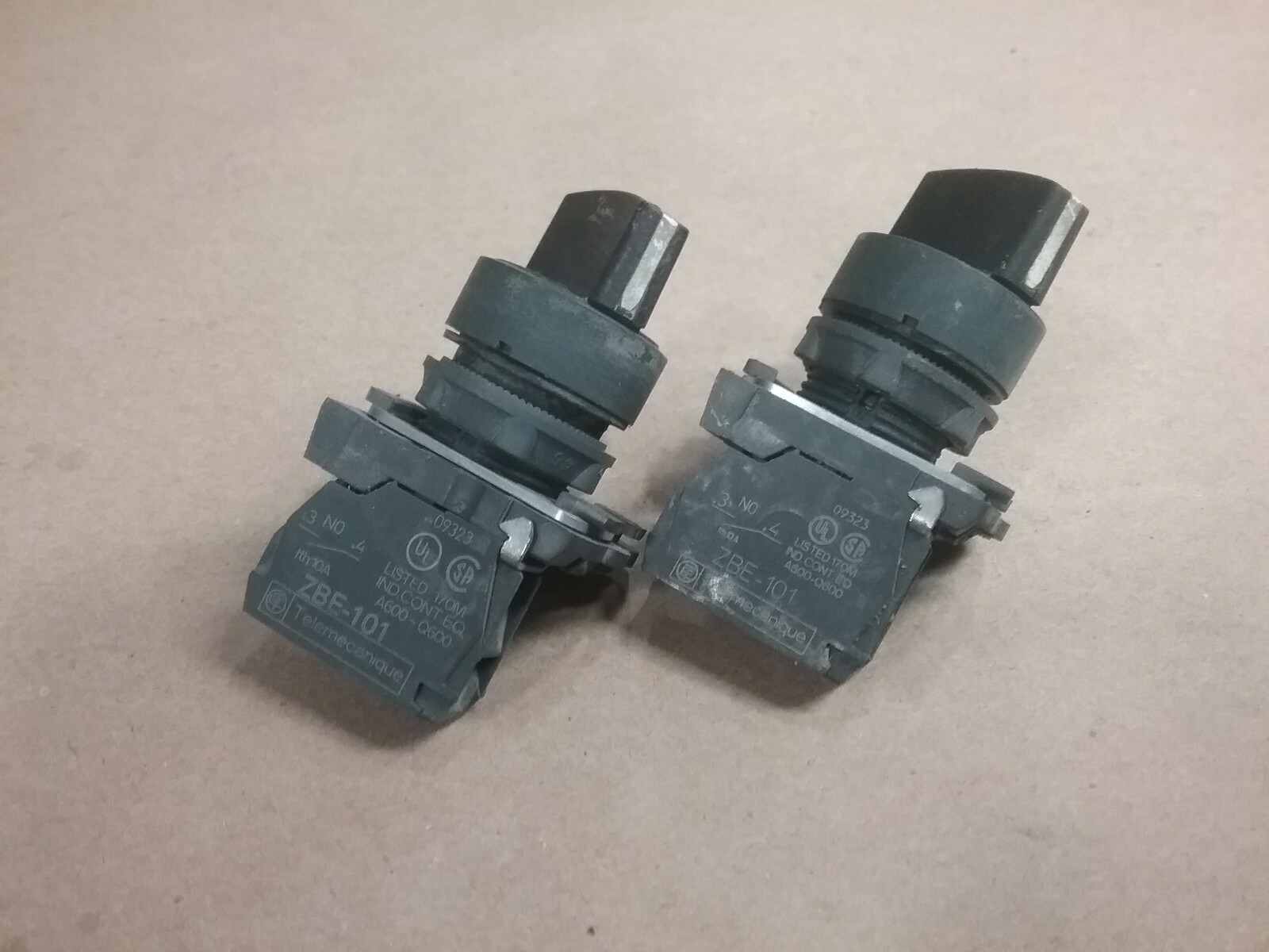 Lot Of 2 Telemecanique ZBE-101 2-Position Selector Switch #02G91
