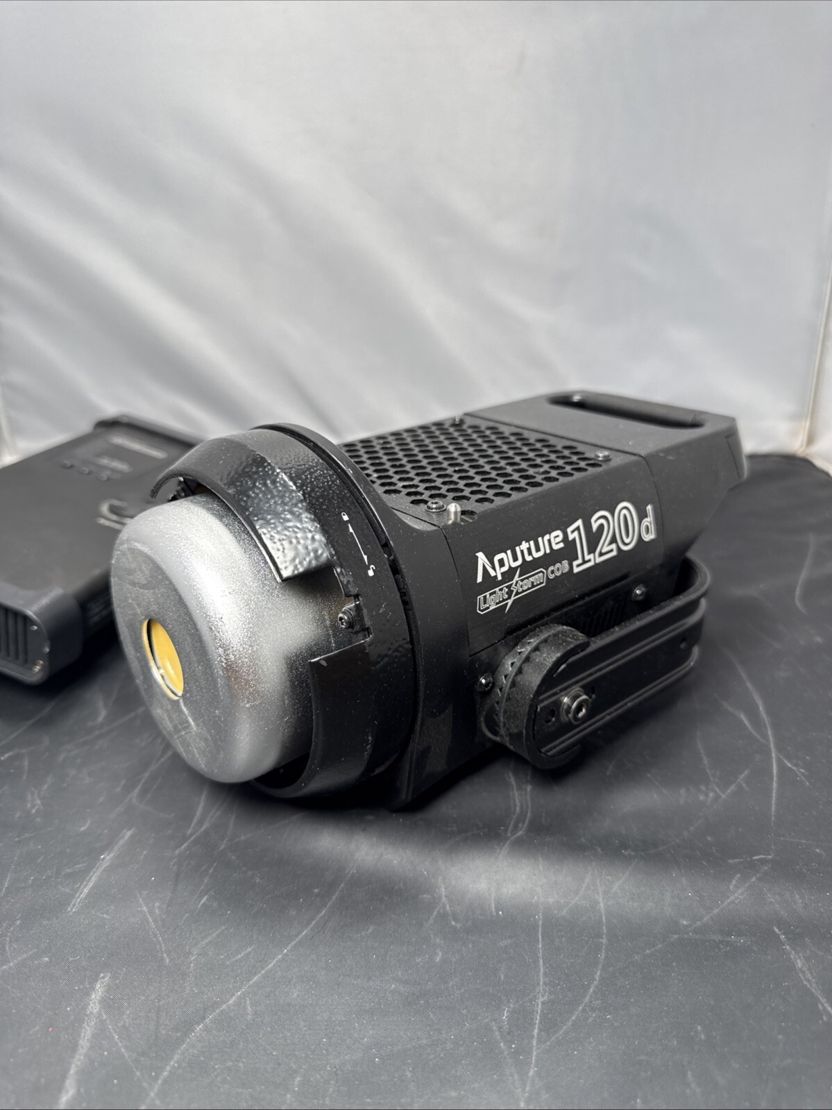 Aputure LS C120d II Light Storm COB 2.4Ghz Daylight Kit