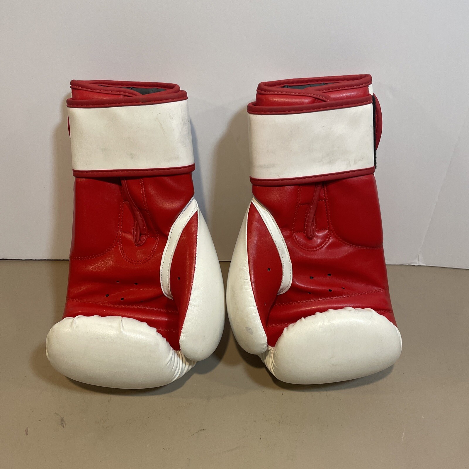 9Round men’s large boxing/sparring gloves white/red