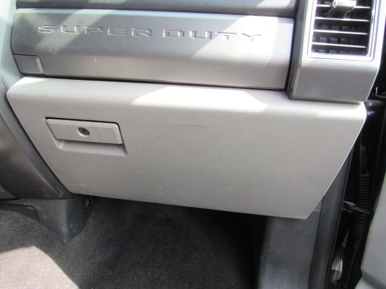F250SD    2018 Glove Box 1037137