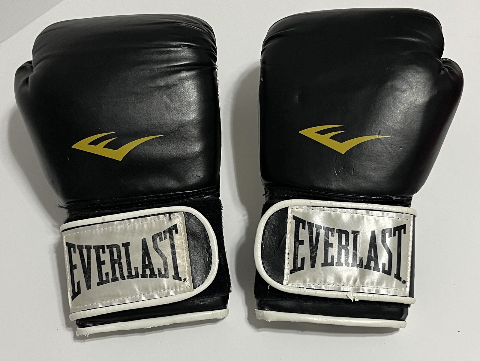 Everlast Black & White Boxing Training Gloves Ta:12 oz - Sparring, Punching Bag