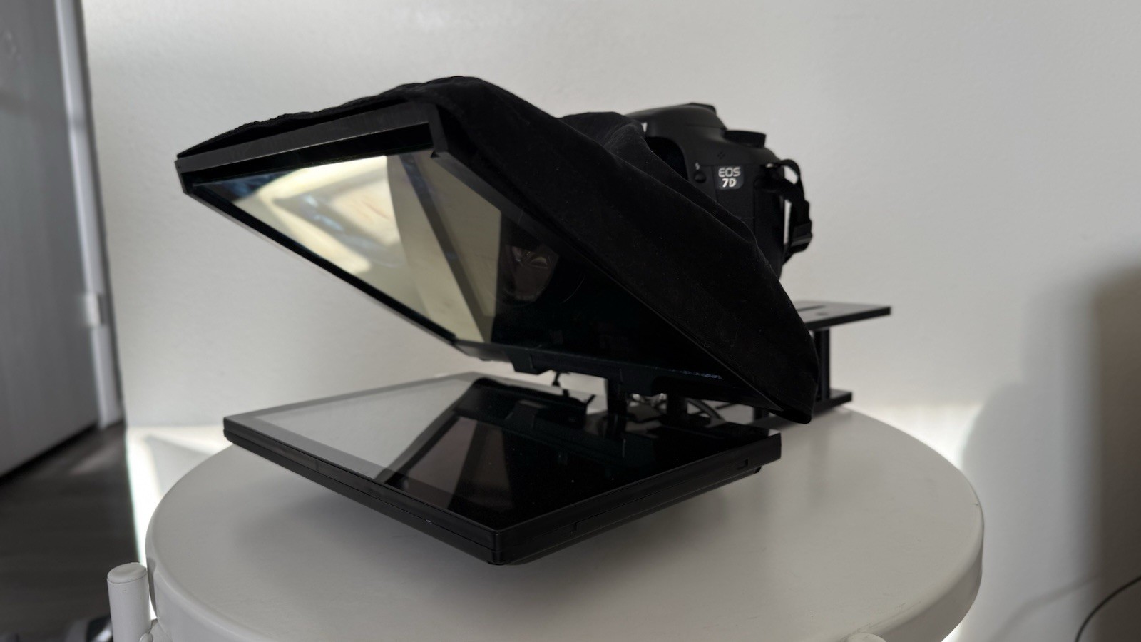 Portable Teleprompter for Professional Cameras & DSLR – Tablet Compatible