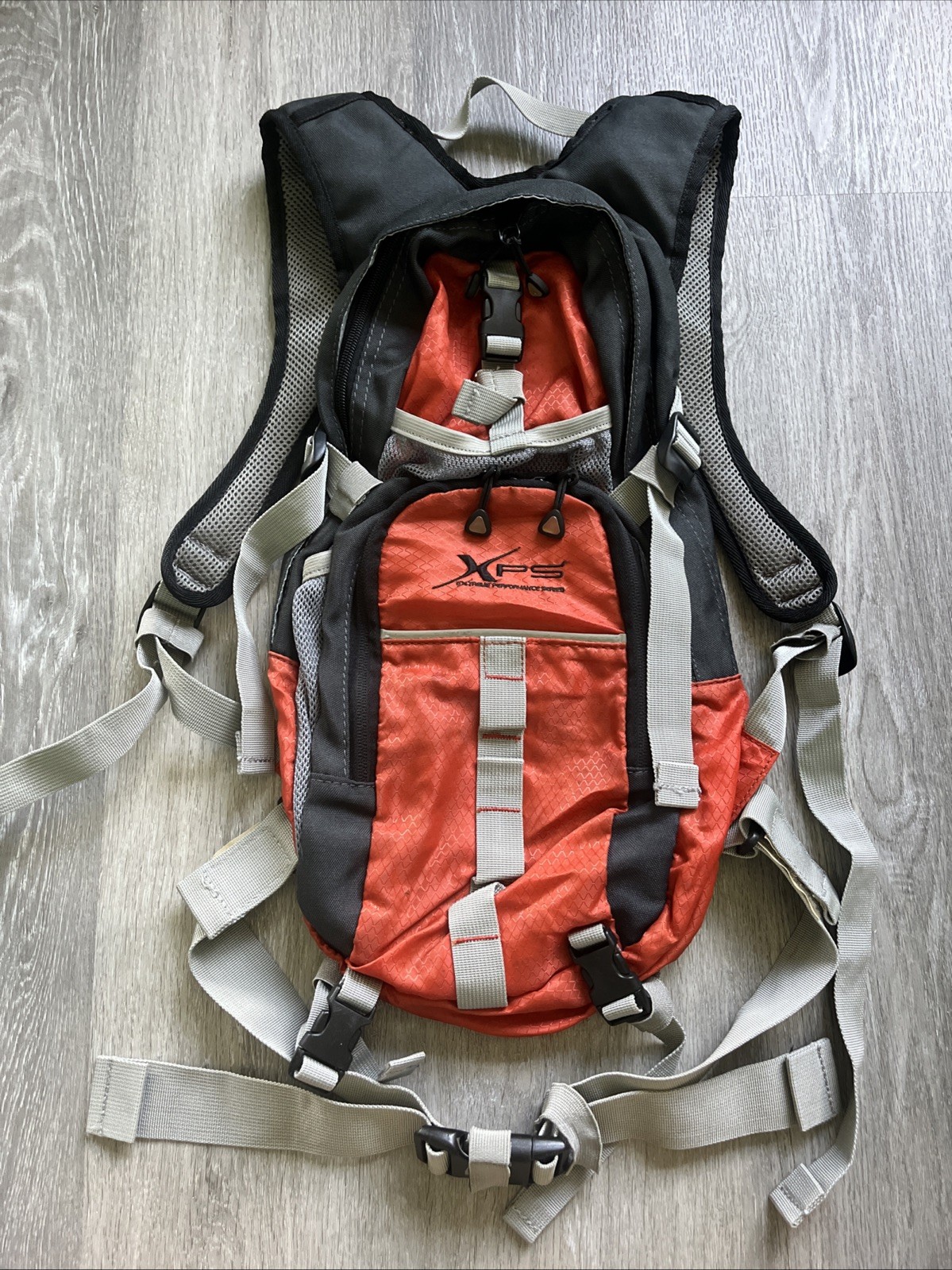 Bass Pro Shops XPS 2 L 68 Oz Rip-Stop Hydration Backpack + Bladder ORANGE BLACK