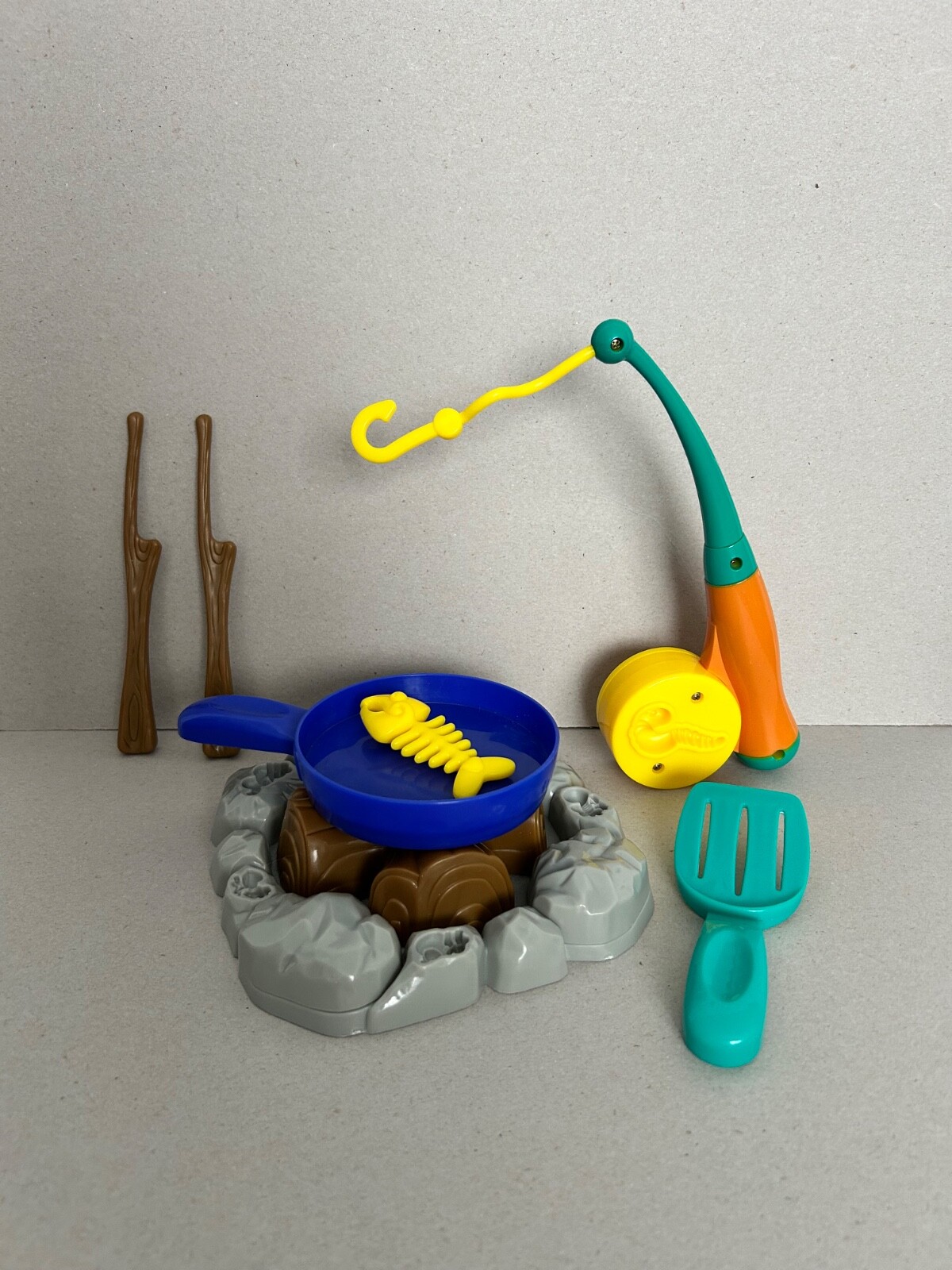 Vintage Hasbro Play-Doh Campfire Cookout Playset