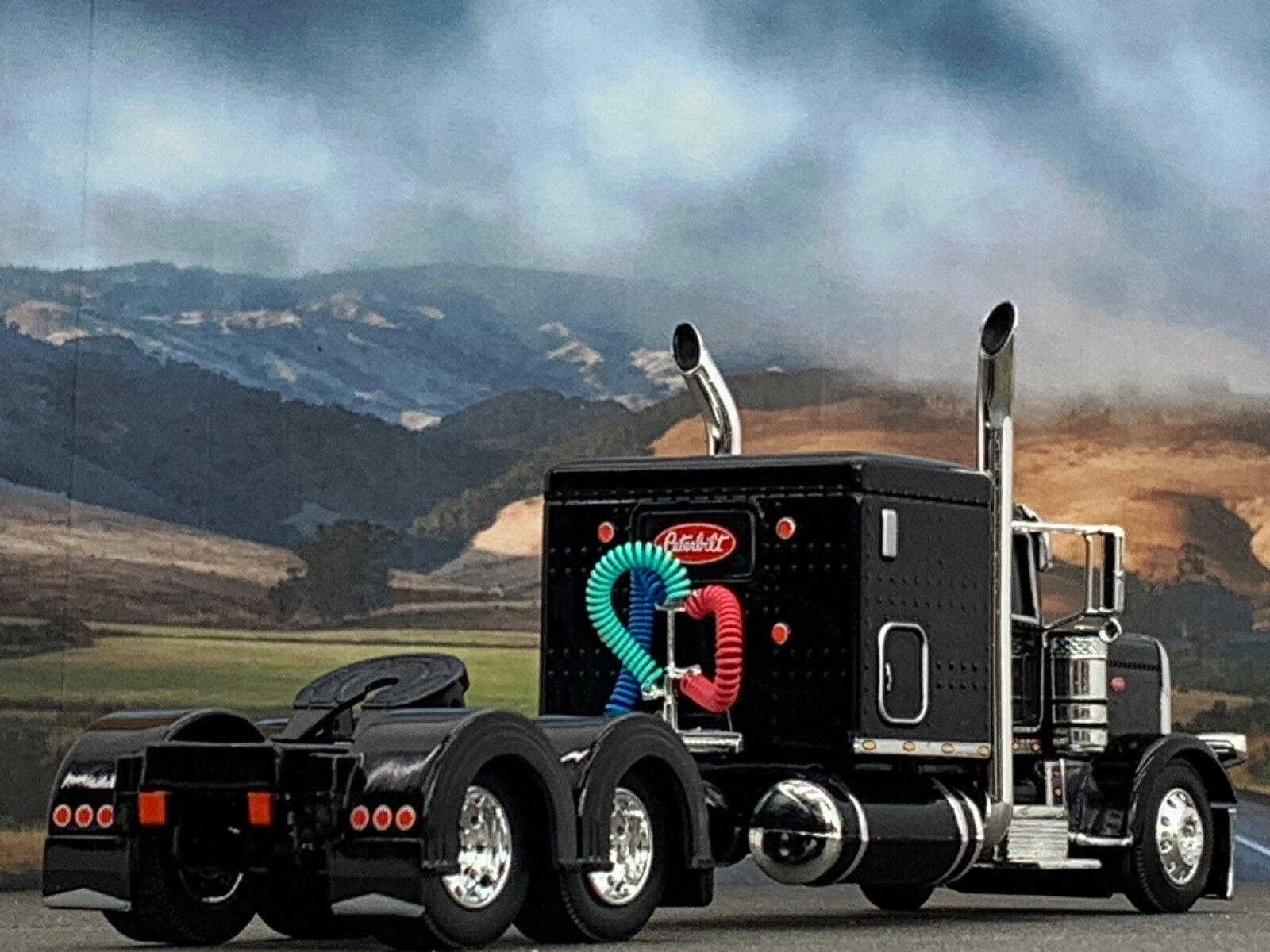 1/64 DCP BLACK PETERBILT 389 W/ 63" FLAT TOP SLEEPER