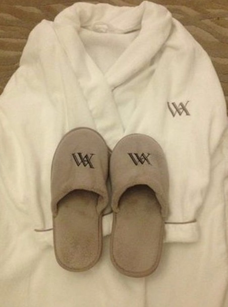 BNIB Beautiful Designer WALDORF ASTORIA Beige Slippers One Size