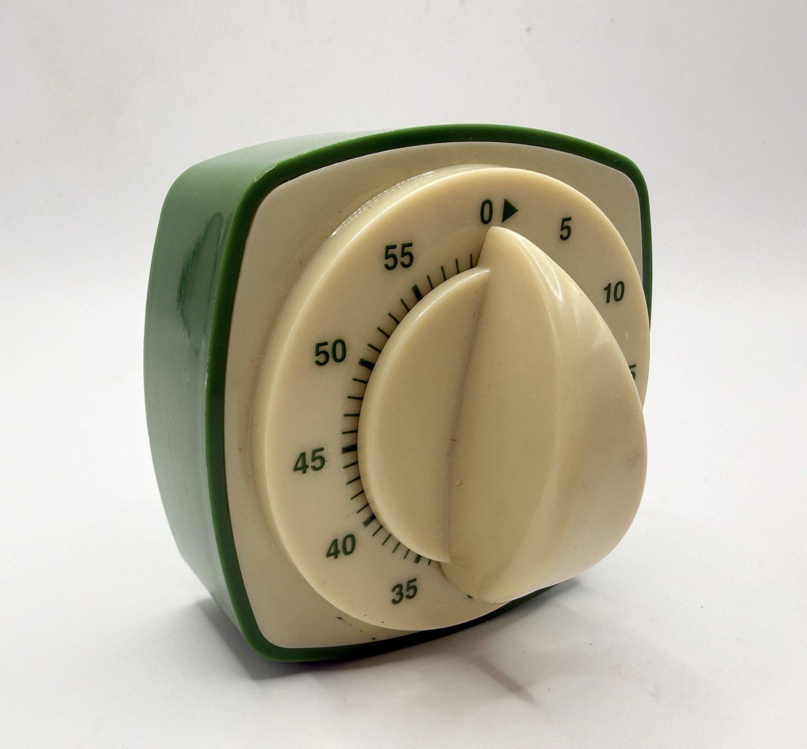 Kikkerland Retro 55 Minute Timer Mechanical Magnetic Cream Green Plastic Kitchen
