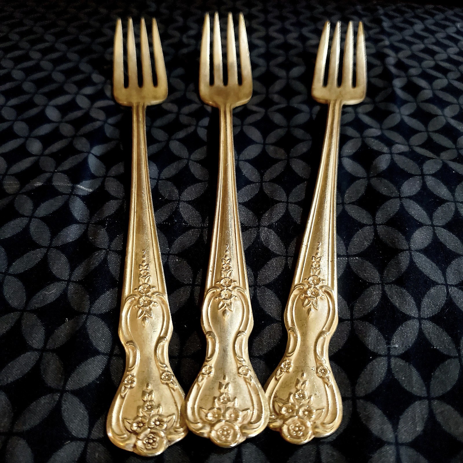 3 MID CENTURY VINTAGE 1951 MAGNOLIA / INSPIRATION  "7 1/ 2" GRILL/ VIANDE  FORKS