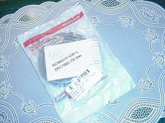 HoneyWell MicroSwitch 922AA2XM-C9N-L NEW IN PKG!