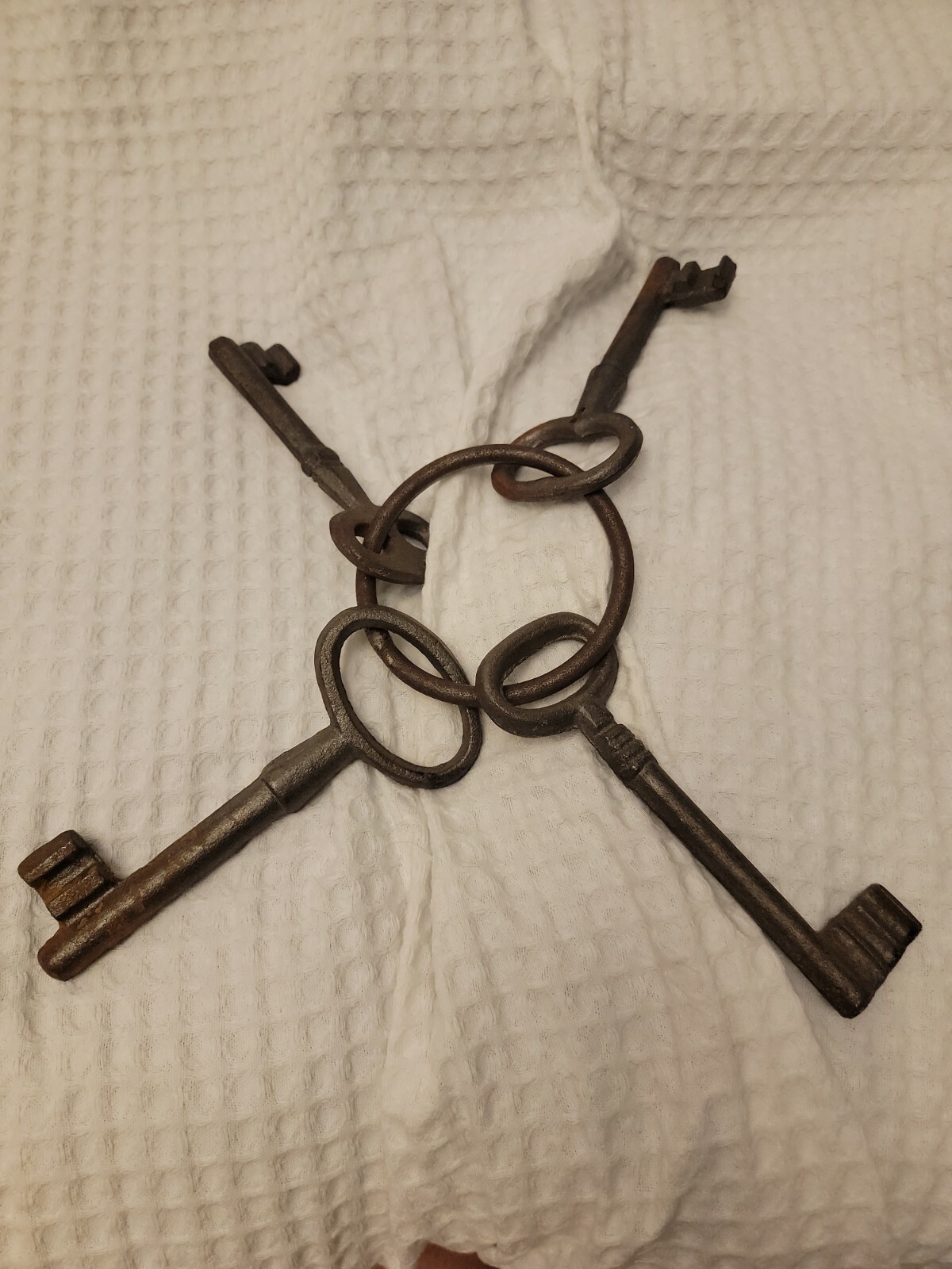 KEYS SET OF 4 CAST IRON Large Cast 7" Keys on Ring KEYRING