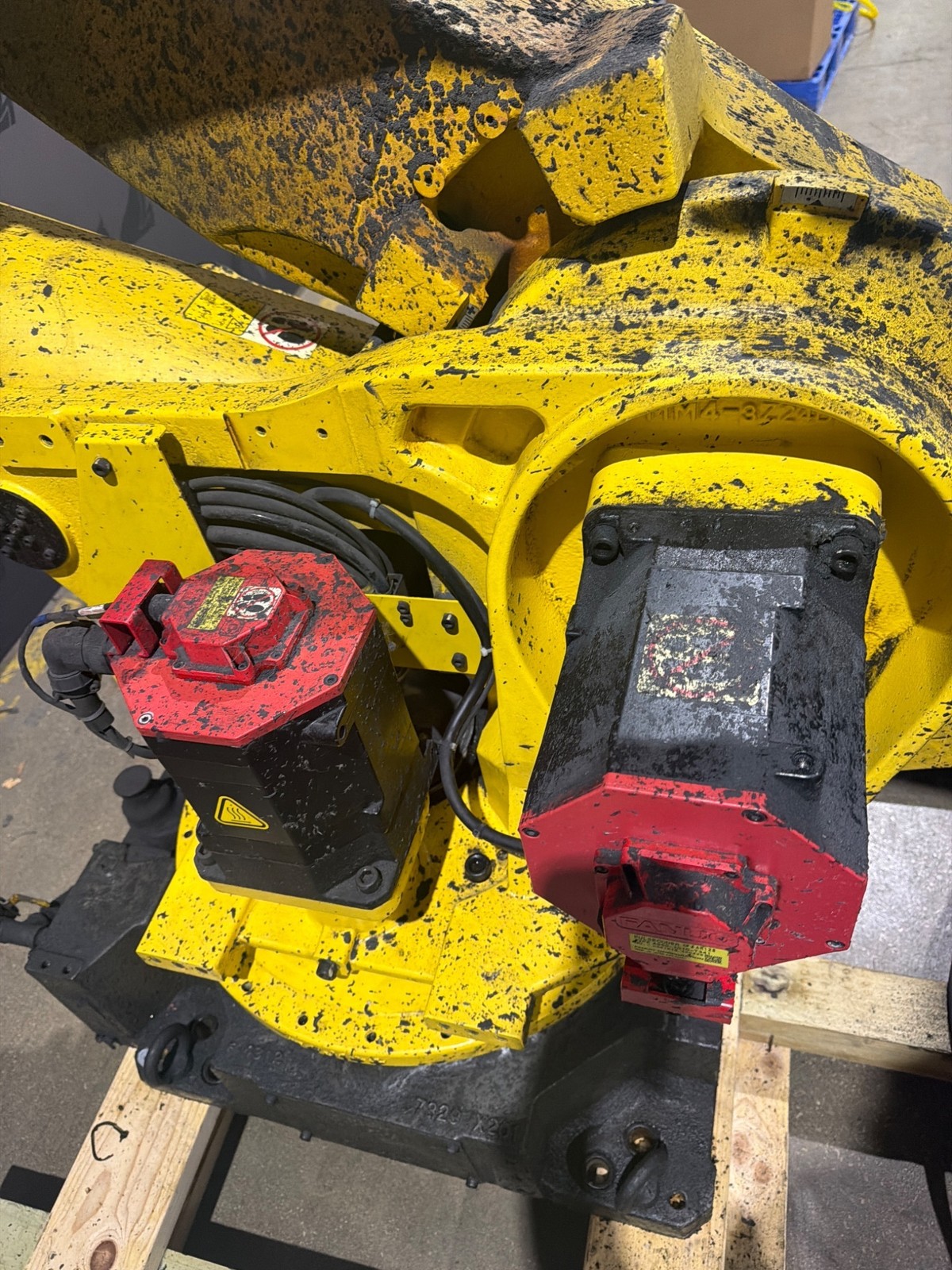 FANUC R‑2000iB/210F Complete w/ R‑30iB Controller USED