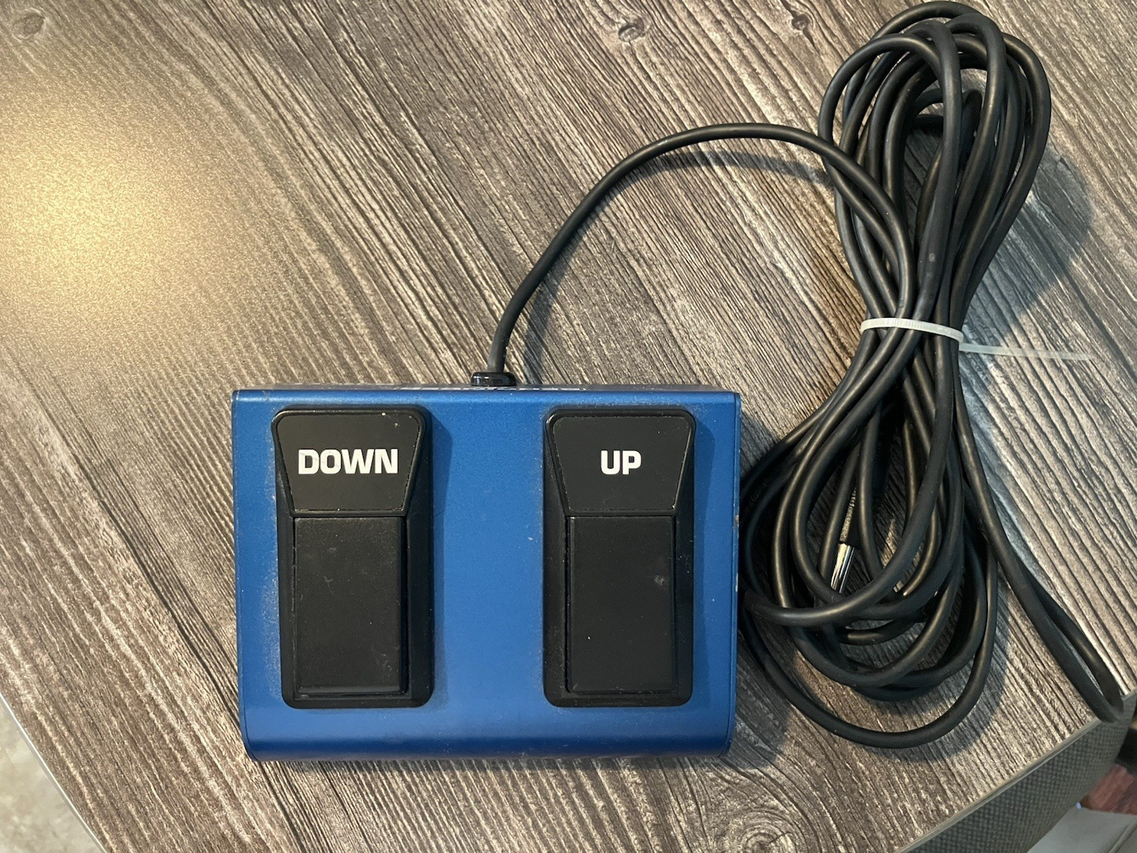 Behringer up down switch FS12V