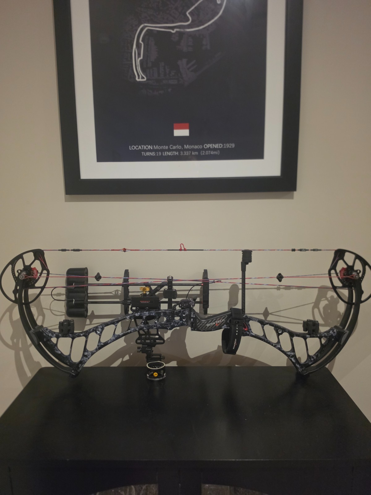 Bowtech The Legend Right-Hand Compound Bow 70lb 27in Draw 31in Black/Gray.