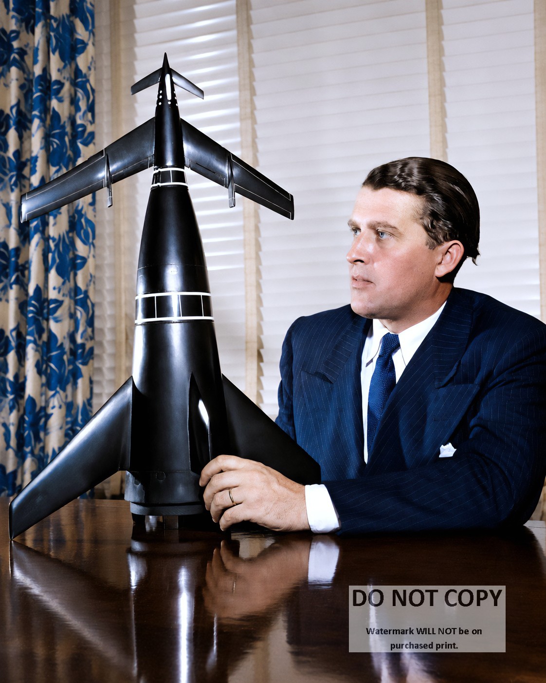 DR. WERNHER VON BRAUN WITH ROCKET MODEL - 8X10 NASA PHOTO (CP-280)
