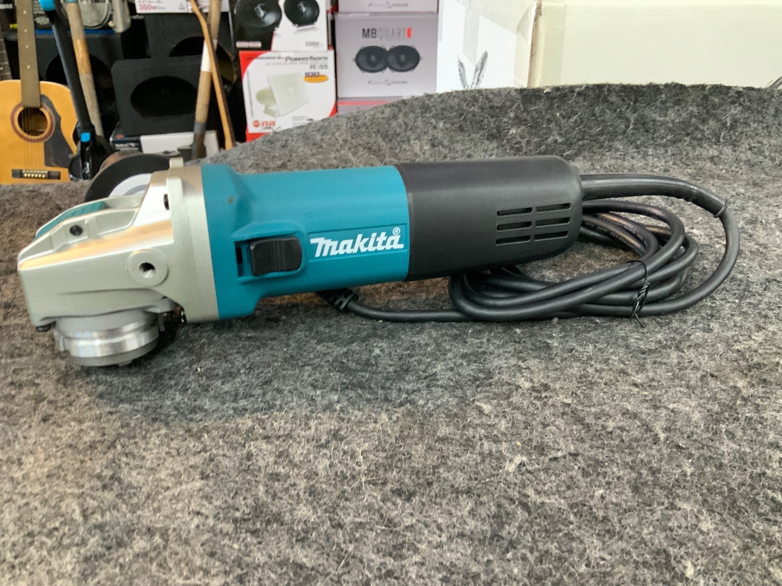 Makita (GA4570) 7.5 Amp 4-1/2 In. Corded X-LOCK Angle Grinder