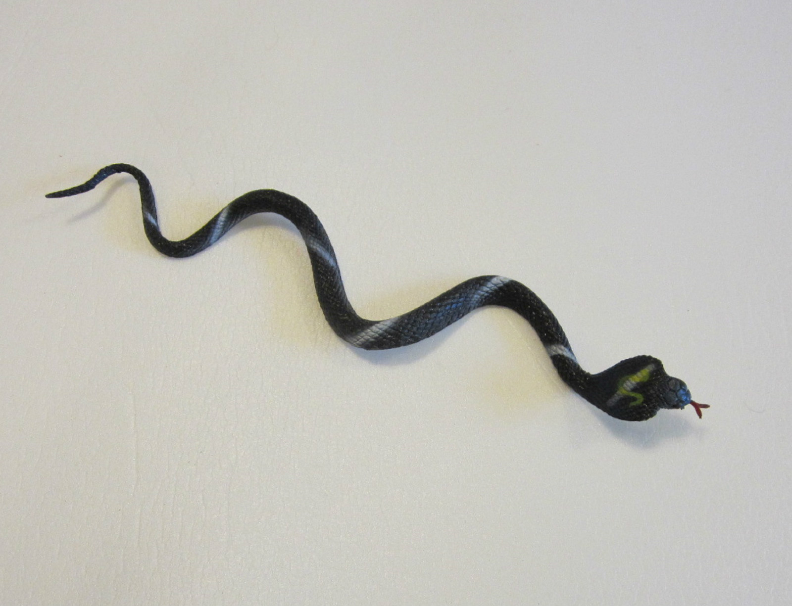 20 RAIN FOREST RUBBER SNAKES 14" TOY REPTILE FAKE PRETEND JUNGLE SNAKE GAG GIFT