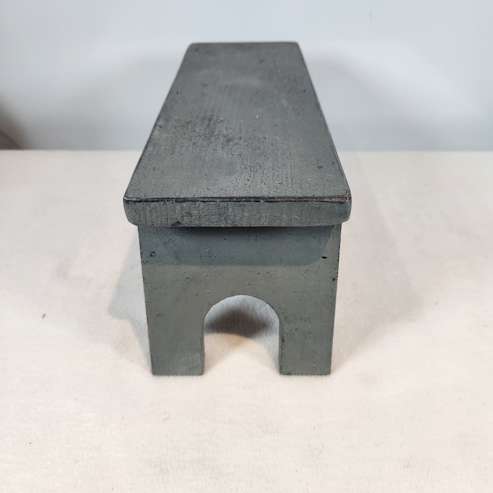 Gray Chippy Distressed Painted Small Decorative Bench Riser Plant Stand FARMHOUS