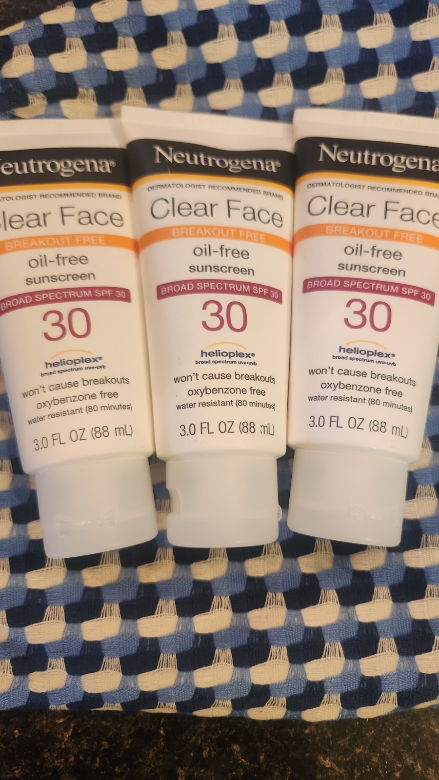 Neutrogena Clear Face Sunscreen SPF 30 Lot Of 3