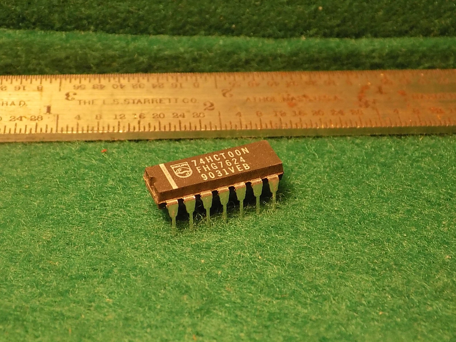 (2) Phillips 74HCTOON QAUD NAND GATE NOS