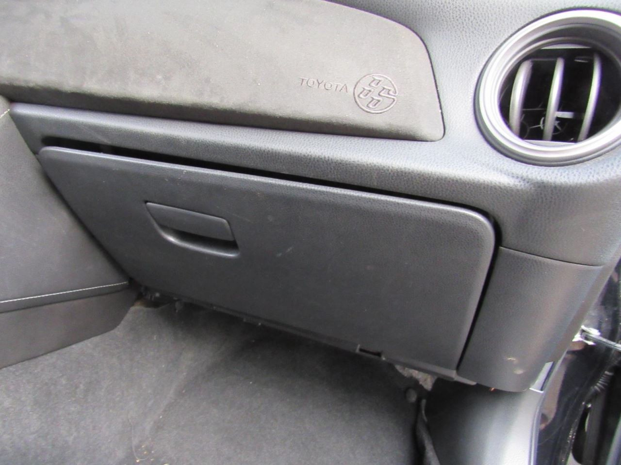 86        2017 Glove Box 1001327
