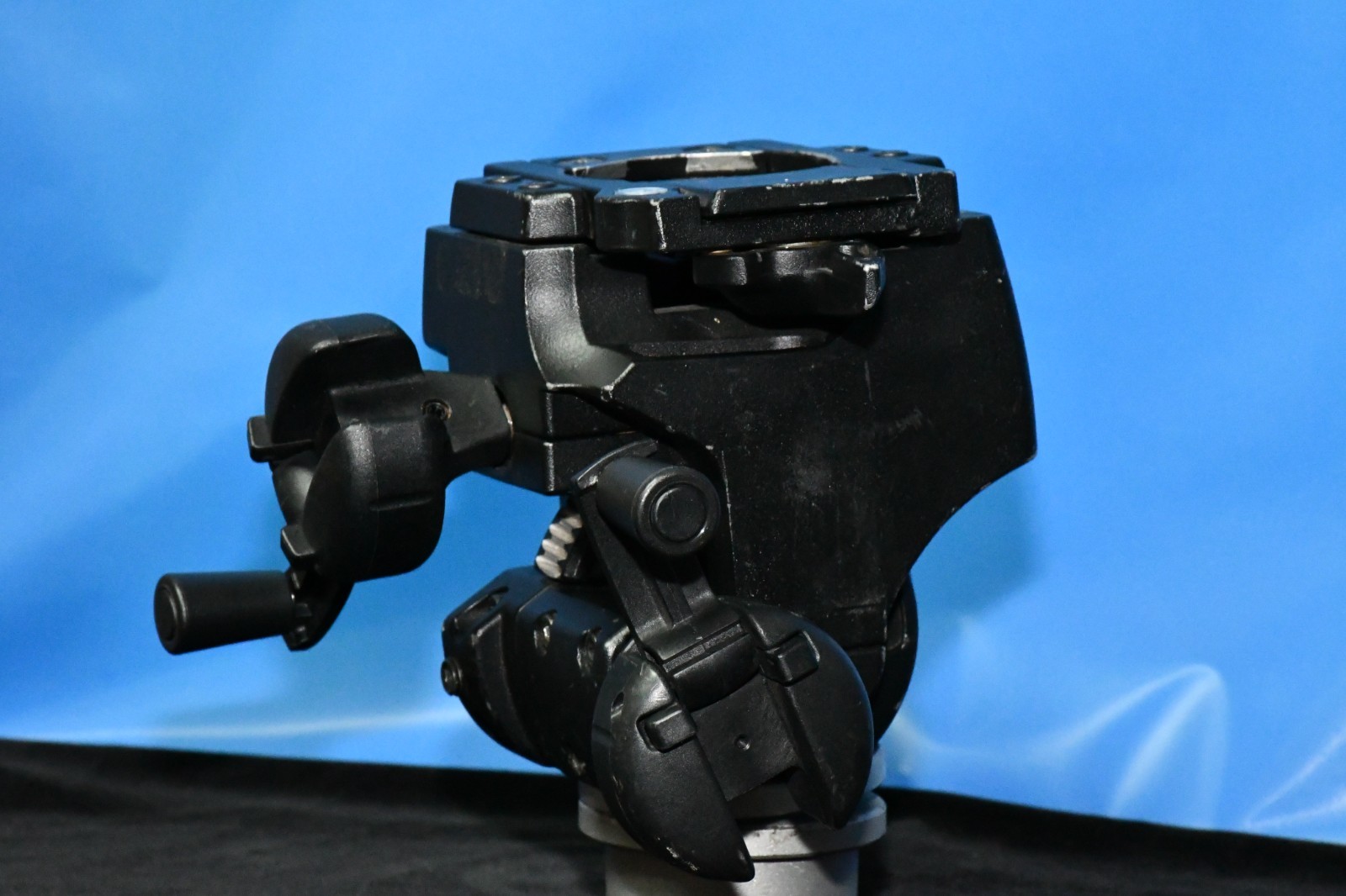 Manfrotto Geared Pan-and-Tilt Head with Select Quick Release Plates