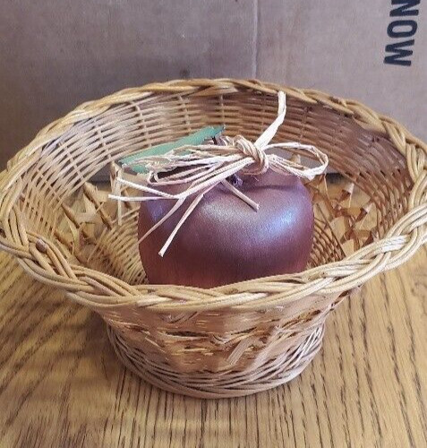 SMALL WICKER STYLE BASKET WITH WOODEN APPLE DECORATION