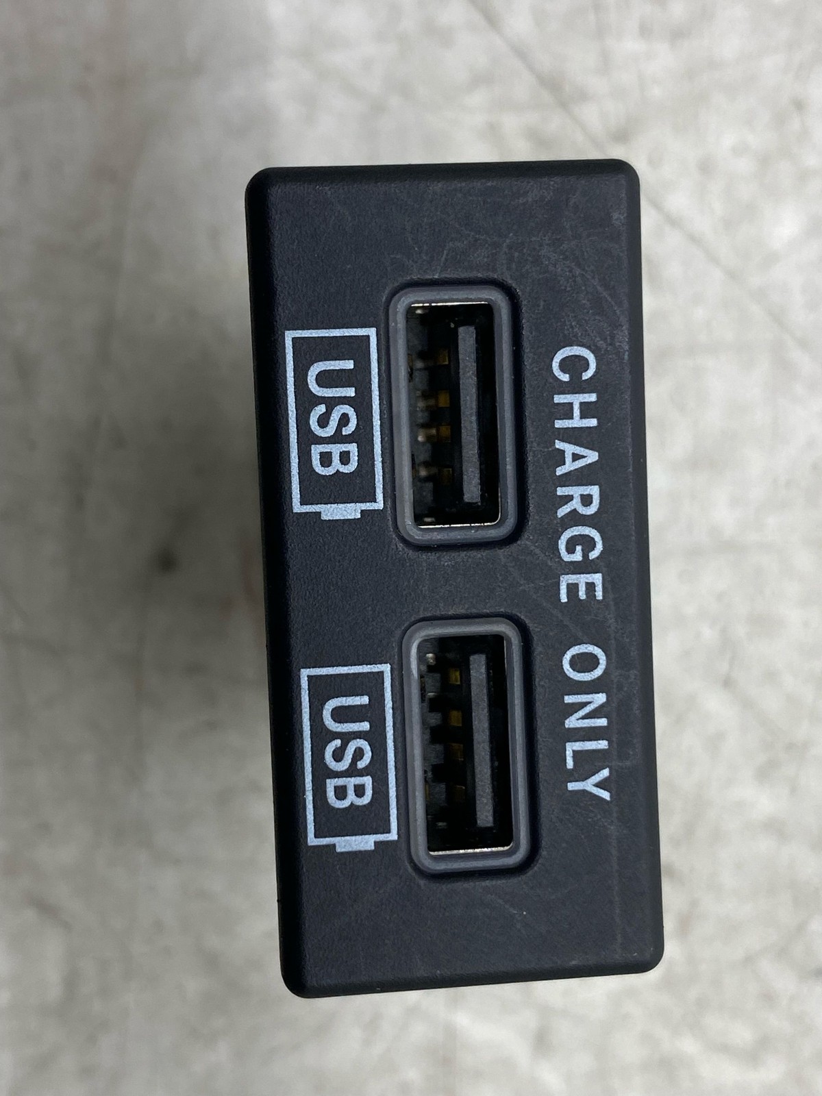 2017-2024 MASERATI LEVANTE OEM DUAL USB CHARGING PORT SOCKET 68322329AB