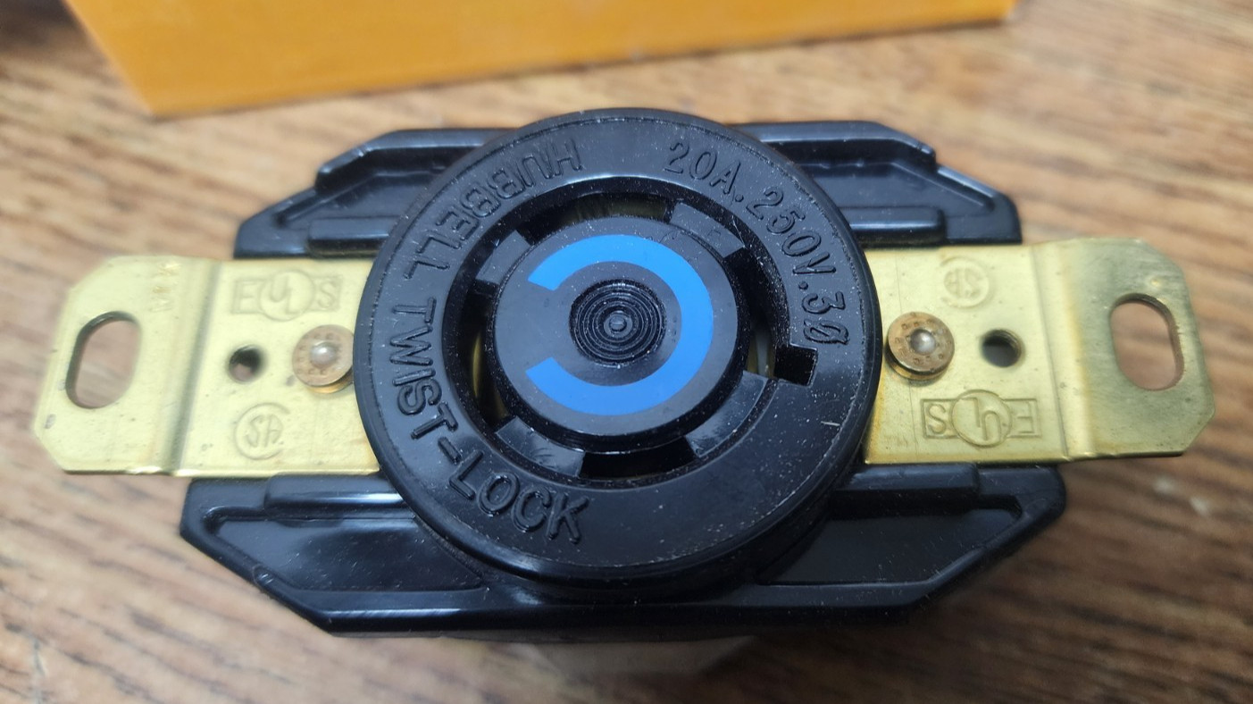 🤠 NEW HUBBELL TWIST LOCK RECEPTACLE 20 AMP 250V 3P 4W 2420A HBL2420