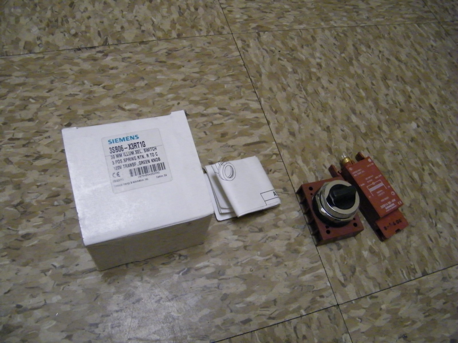 Siemens 3SB06-X3RT1G 3 position switch 30mm 120 volt illuminated green knob
