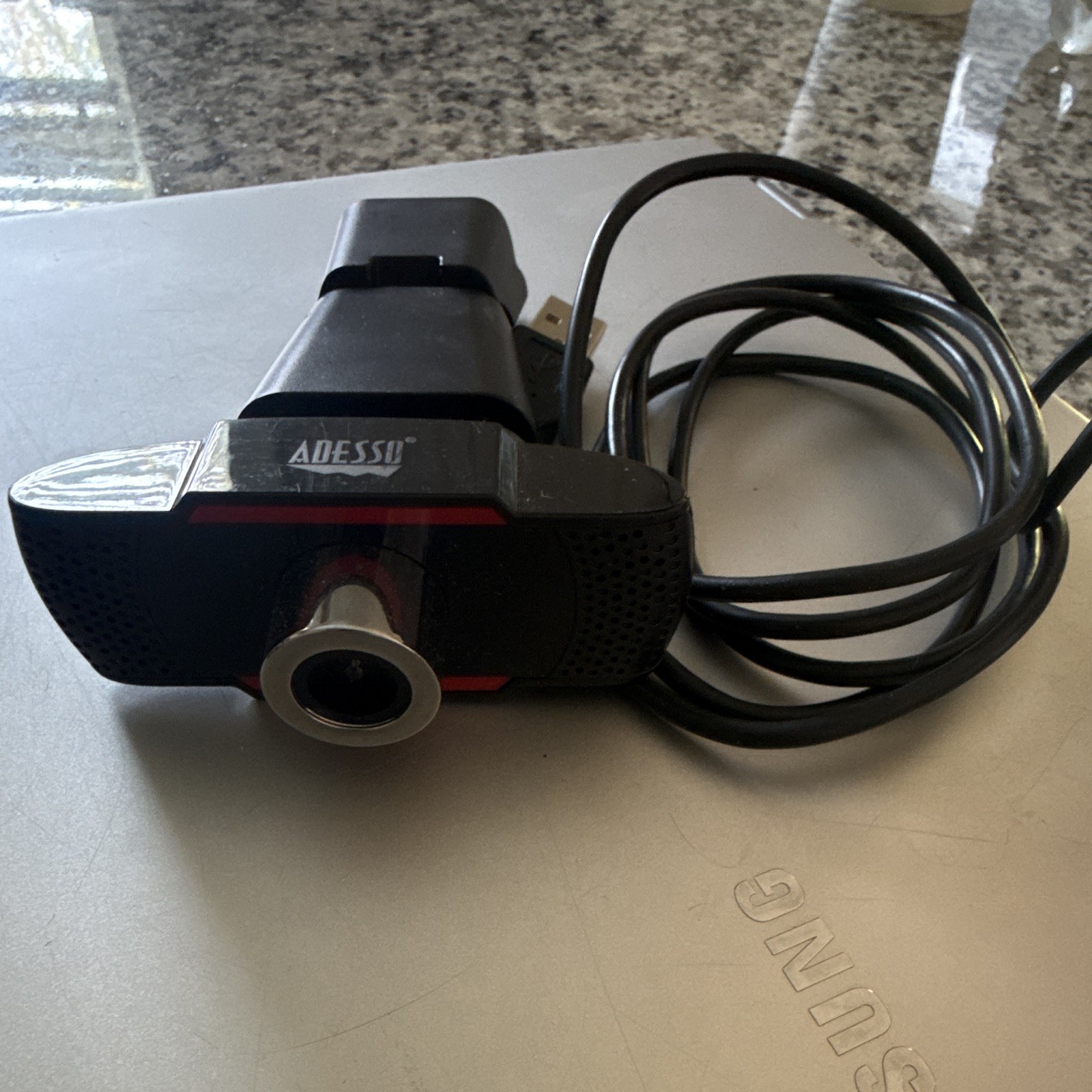 Adesso CyberTrack H3 1080p 30fps USB 2.0 Webcam Built-In Mic Clip-On No Box