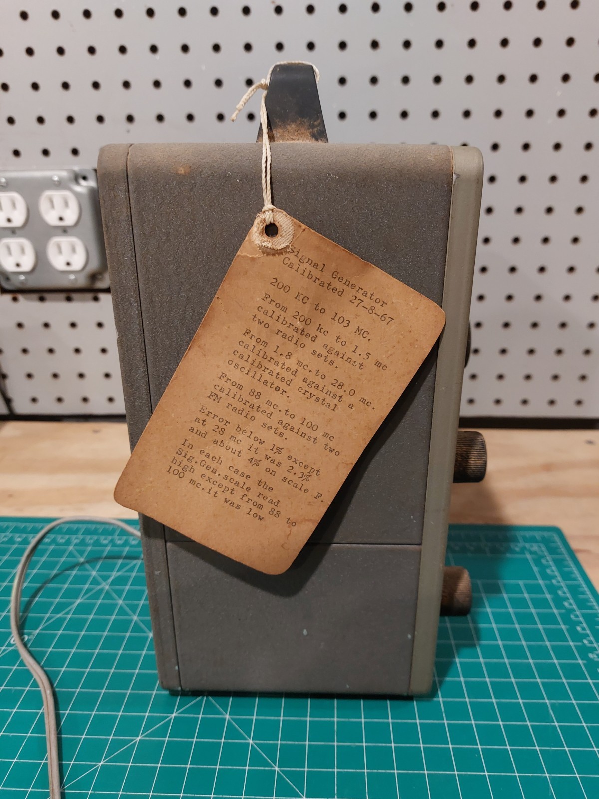 Heathkit IG-102 RF Signal Generator - POWERS UP / UNTESTED ANY FURTHER