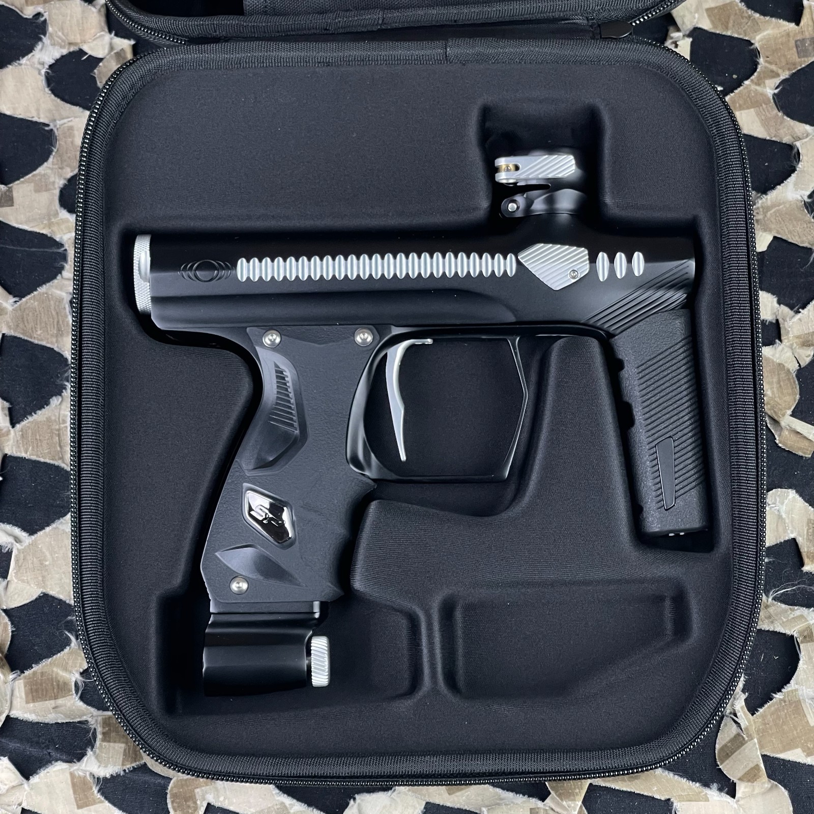 NEW Method DLX Shocker Era Paintball Gun - Black/White