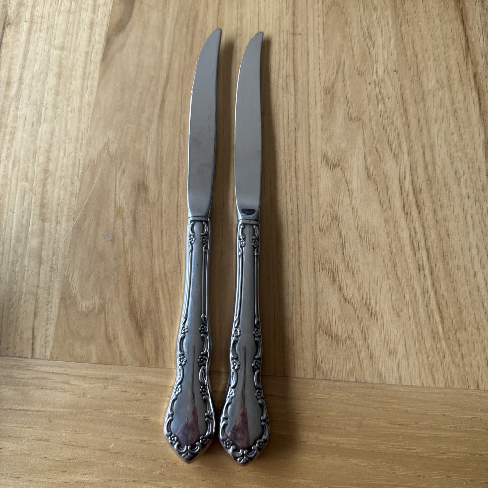 Oneida Distinction Deluxe MANSION HALL Steak Knives Lot of 2 Stainless EUC