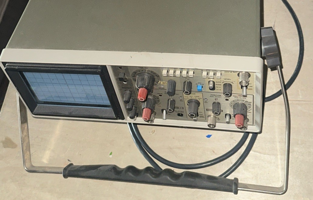 Hitachi OSCILLOSCOPE V-223 20MHZ HANDLE BENT WONT ROTATE