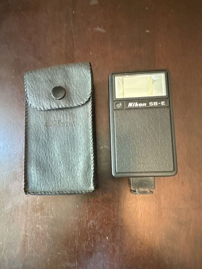 Nikon Speedlight SB-E Camera Flash with Original SS-10 Case