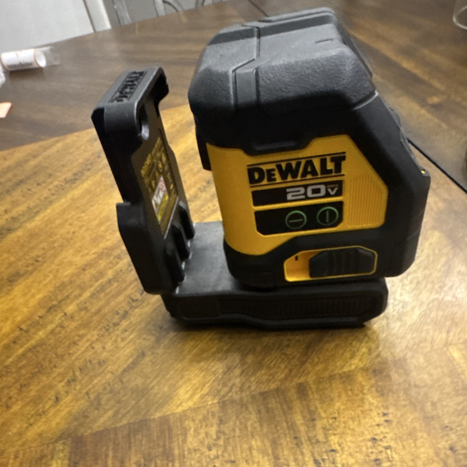 DEWALT 20V Self-Leveling Laser Level Kit w/ Target Card, Bracket & Case