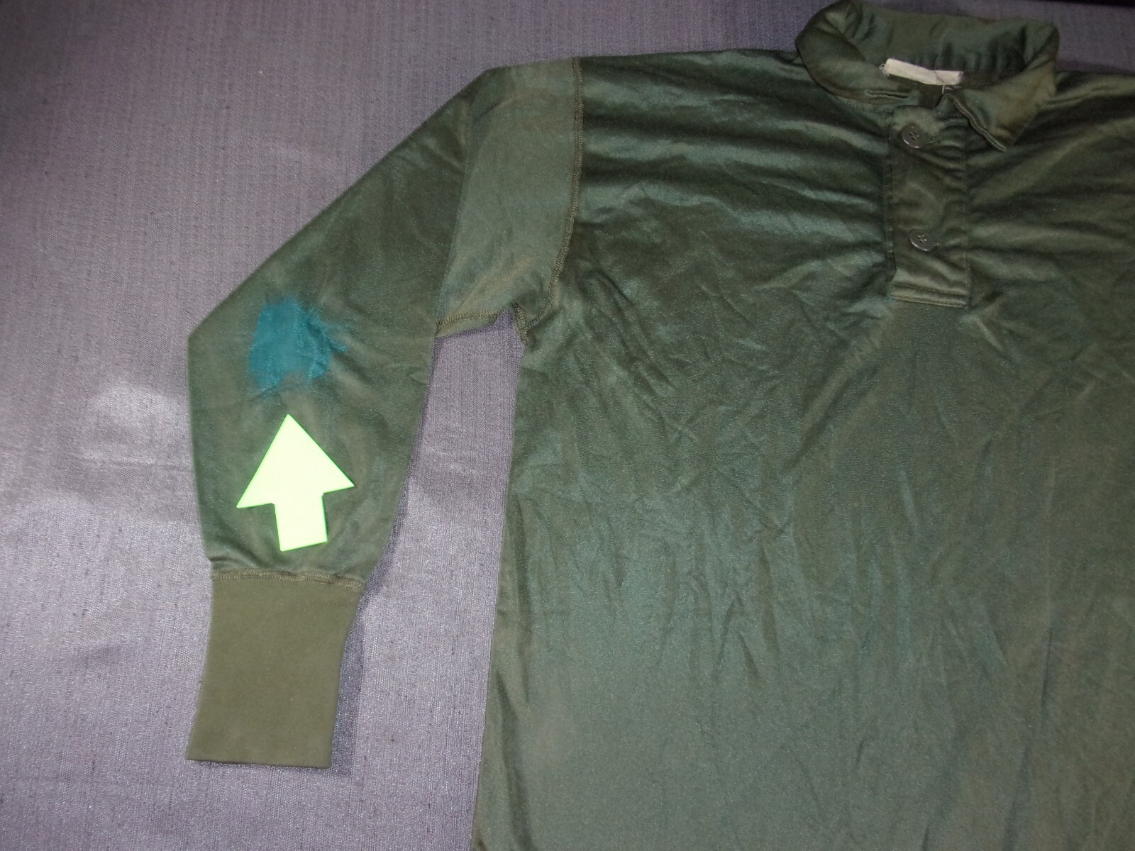 USAF ARMY SHIRT GREEN SLEEPING HEAT RETENTIVE MOISTURE RESISTANT MEDIUM DEFECTS