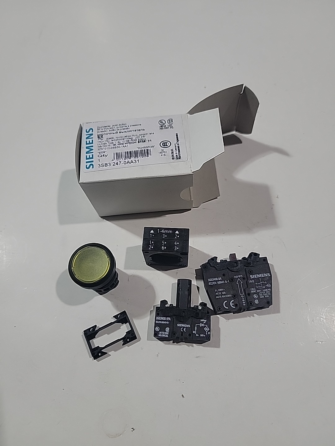 (NEW) SIEMENS 3SB3247-0AA31 24V LED Yellow Flat Push Button Illuminated Plastic