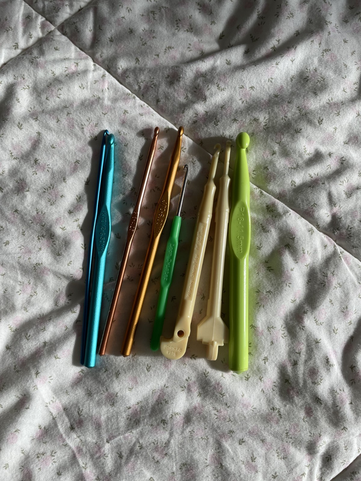 Crochet Hooks (8) Bundle Various Sizes Boye, Loom Twister, Rainbow Loom