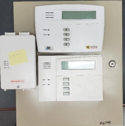 HONEYWELL Security Signaling Fire Alarm Equipment S1632 35JC Box Panel   Used