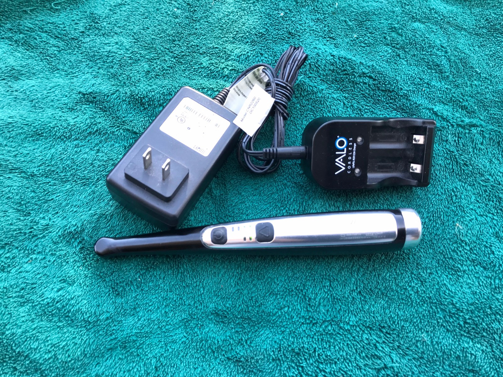 Ultradent Valo  Cordless LED Dental Curing Light batteries included