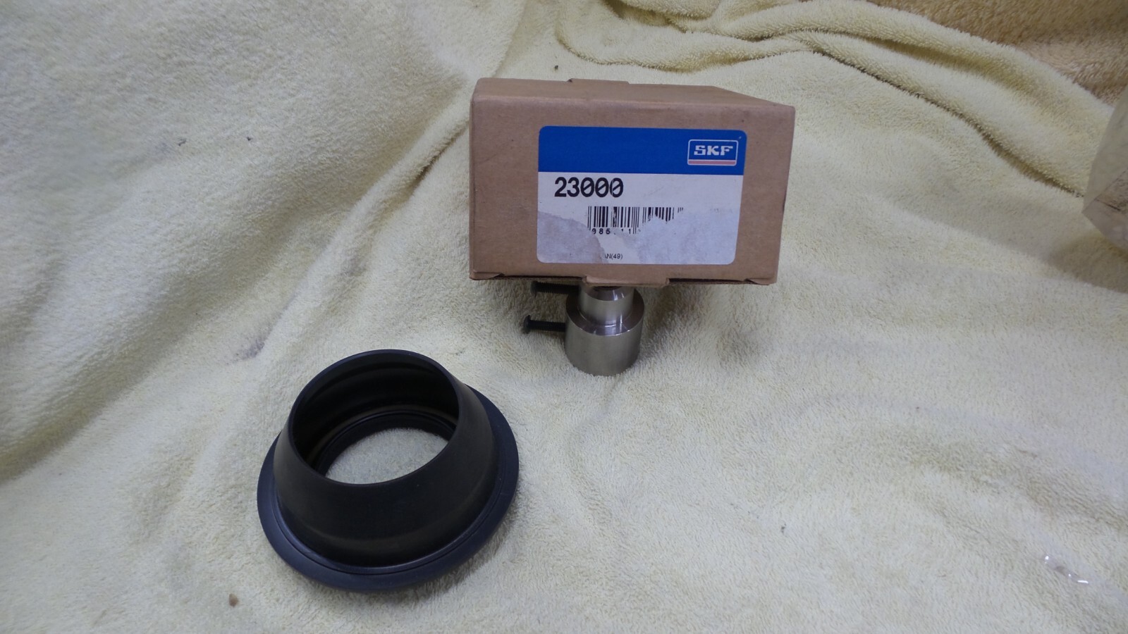 SKF 23000 Transfer Case Output Shaft Seal , New, RS2