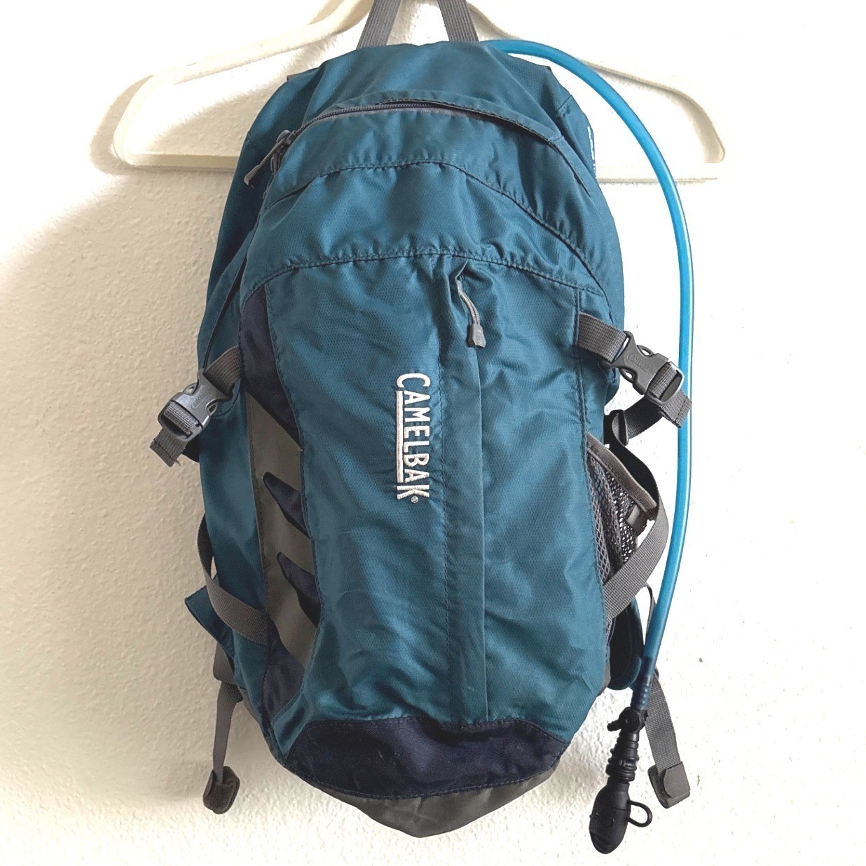 CamelBak Cloud Walker Teal Blue Hydration Backpack Hiking Daypack with Bladder