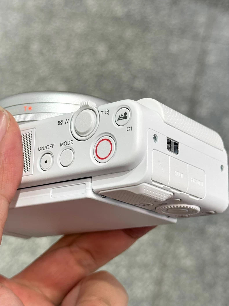 Sony ZV-1 20.1MP Vlog Camera - Near Mint Condition w/ Charger English White