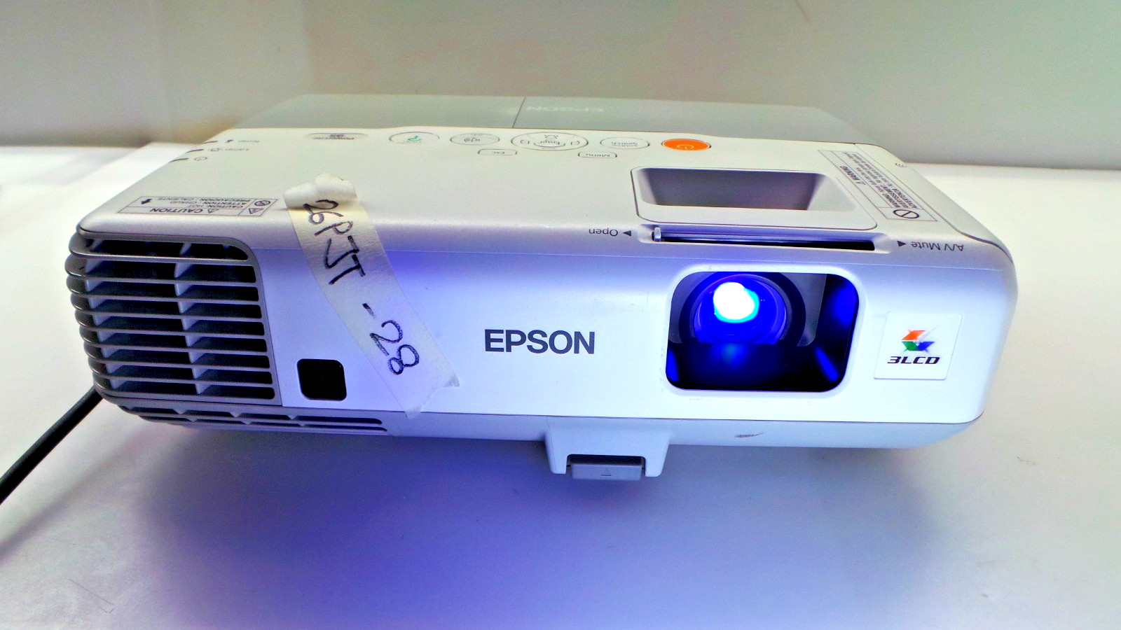 EPSON PowerLite 95 Projector 2600 lumens 1511 Lamp Hours-Tested-Power cord only