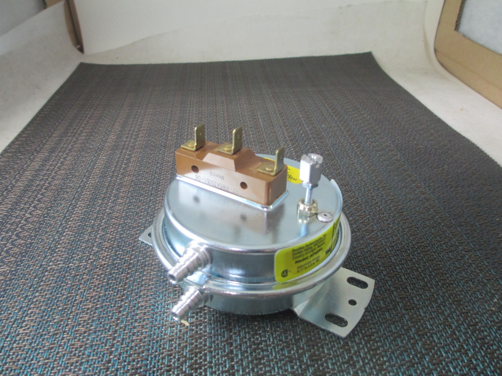 Honeywell AP4094 Pressure Switch NEW! .17-5" Adjustable